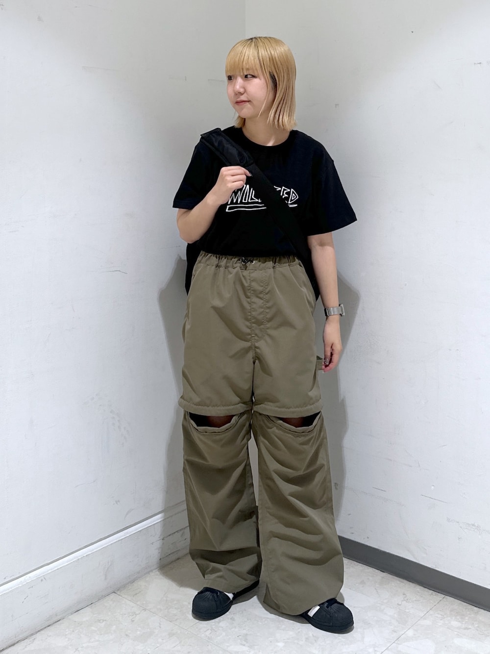 「休日スタイル、アウトドアスタイル、シンプルコーデ、オトナカジュアル、おでかけコーデ、シンプルスタイル、オトナ女子、パンツコーデ、夏コーデ、夏、ストリート、ootd、今日のコーデ、お洒落さんとつながりたい、夏だ！Tシャツ着よう！」｜「MILKFED.のHEAVY METAL SLAB S/S TEE（Tシャツ/カットソー、ブラック系）」を使った、ゆんさん（レディース・159cm）の春コーディネートの1枚目の写真