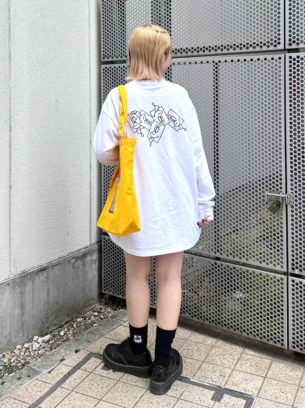 「春夏コーデ、休日スタイル、シンプルコーデ、サングラス、メガネ女子、ラクチンコーデ、シンプルスタイル、おでかけコーデ、ゆるコーデ、メンズライク、ストリート、オーバーサイズ、ootd、今日のコーデ、お洒落さんとつながりたい」｜「SILASのSILASxMAW MikeL L/S TEE（Tシャツ/カットソー、ホワイト系）」を使った、ゆんさん（レディース・159cm）の春コーディネートの1枚目の写真