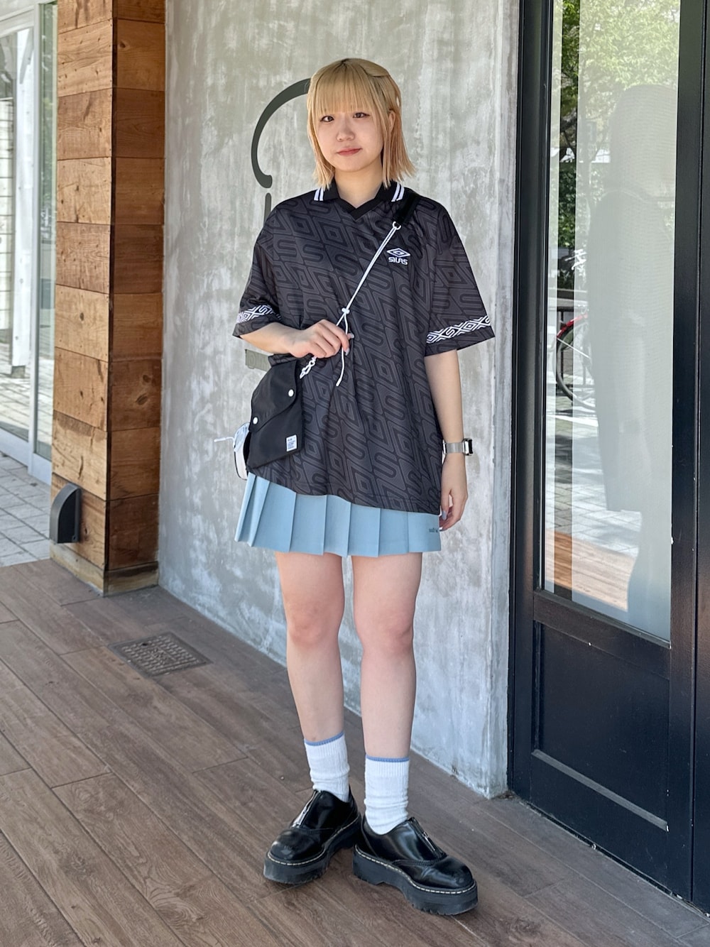 「ショルダーバッグ、休日スタイル、スポーツミックス、おでかけコーデ、ストリート、デートコーデ、メンズライク、プリーツスカート、スカート、お洒落さんとつながりたい、ootd、春夏コーデ、夏コーデ、夏だ！Tシャツ着よう！」｜「SILASのSILAS × UMBRO GAME SHIRT（シャツ/ブラウス、ブラック系）」を使った、ゆんさん（レディース・159cm）の春コーディネートの1枚目の写真