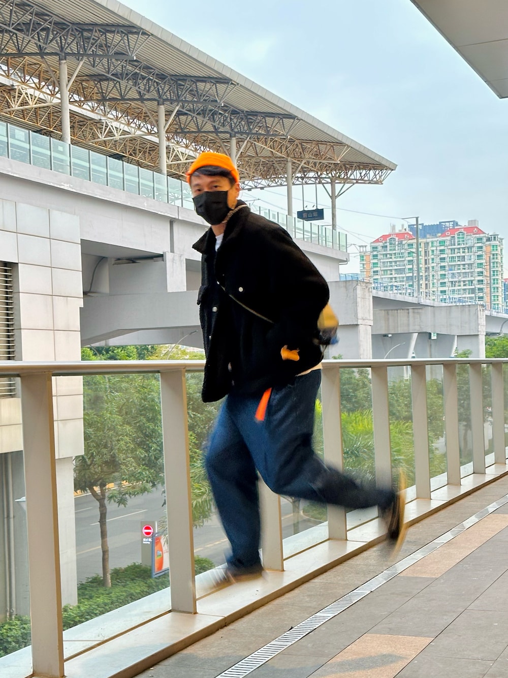 「ニット、きれいめカジュアル、今日のコーデ、シンプル、休日コーデ、パーカー、キャップ、カーキ、グリーン、beanie、converse、H&M、jeans、denim、パンツスタイル」｜「H&Mのアイテム（ジャケット/アウター、ブラック系）」を使った、fio____ さん（メンズ・180cm）の冬コーディネートの1枚目の写真