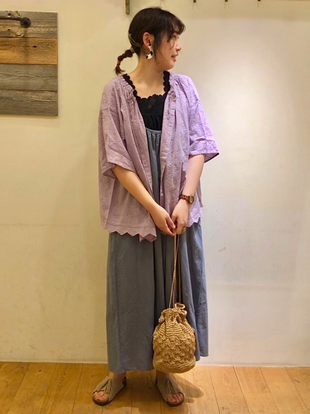 ブラック系のTシャツ/カットソー、パープル系のシャツ/ブラウス、ブルー系のワンピースを着用したレディースの春コーディネートの1枚目の写真