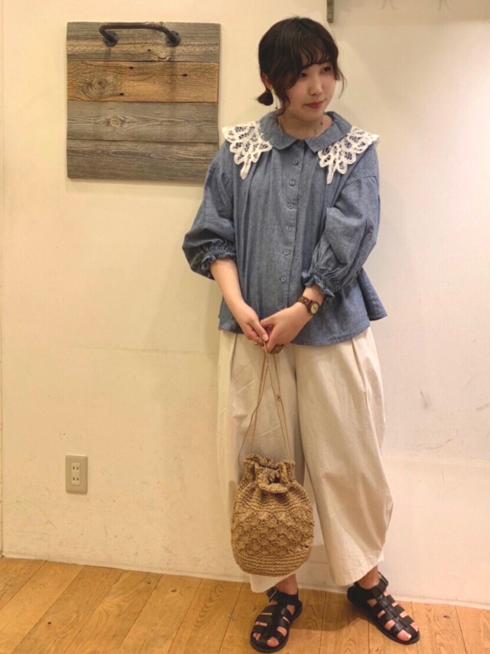 ブルー系のシャツ/ブラウス、ホワイト系のその他パンツ、ベージュ系のエコバッグ/サブバッグを着用したレディースの春コーディネートの1枚目の写真