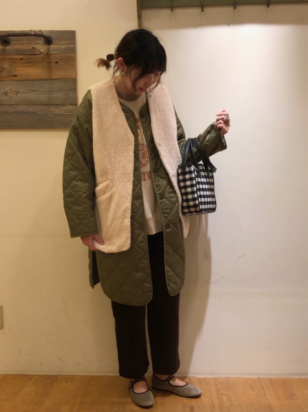 ブラウン系のその他パンツ、ブラック系のショルダーバッグを着用したレディースの秋コーディネートの1枚目の写真