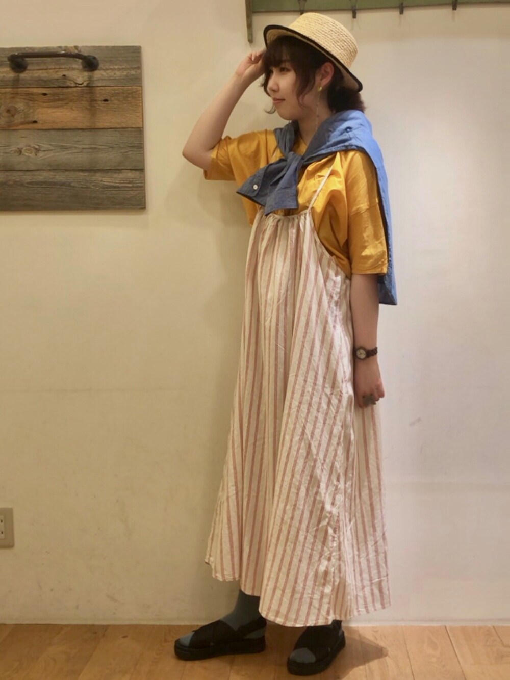 イエロー系のシャツ/ブラウス、ブルー系のシャツ/ブラウス、レッド系のワンピースを着用したレディースの春コーディネートの1枚目の写真