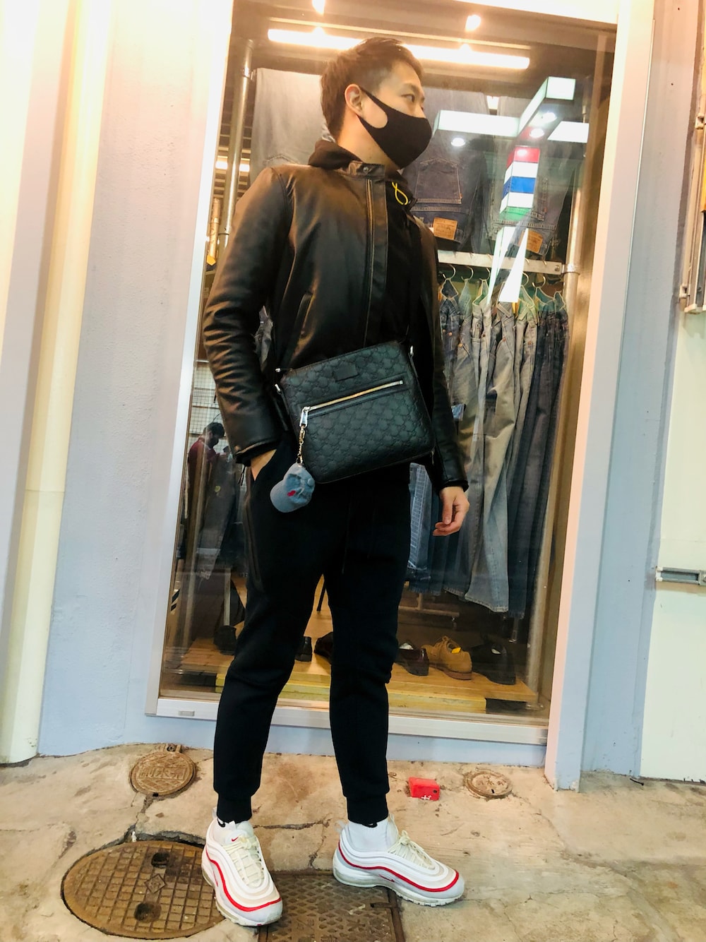 GUCCIブラック・ボディバッグ・肩掛け メンズ 春コーデ 美品‼︎ GUCCIのボディバッグ/ウエストポーチを使ったメンズ人気ファッション