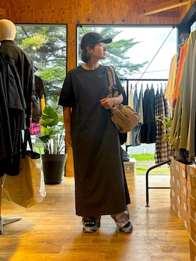 「EKAL（エカル）のDRY OUT ONE-PIECE（ワンピース、グレー系）」を使った、いづみさん（レディース・163cm）の春コーディネート