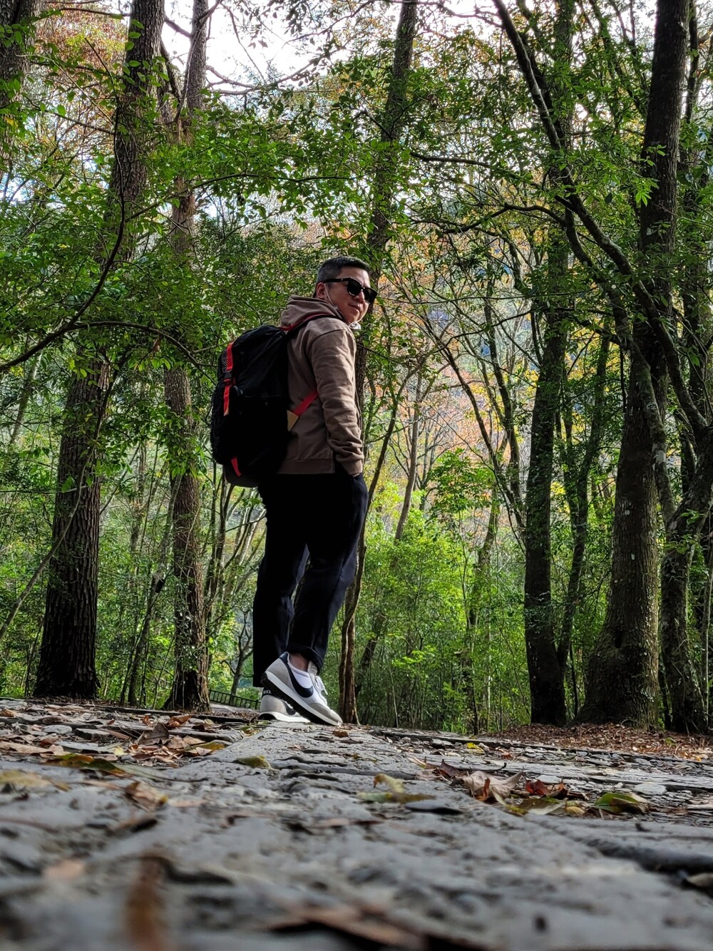 「men turning 50、hiking、奧萬大」｜「Y-3のアイテム（バックパック/リュック、ブラック系）」を使った、Alvin Hsiehさん（メンズ・170cm）の冬コーディネートの1枚目の写真