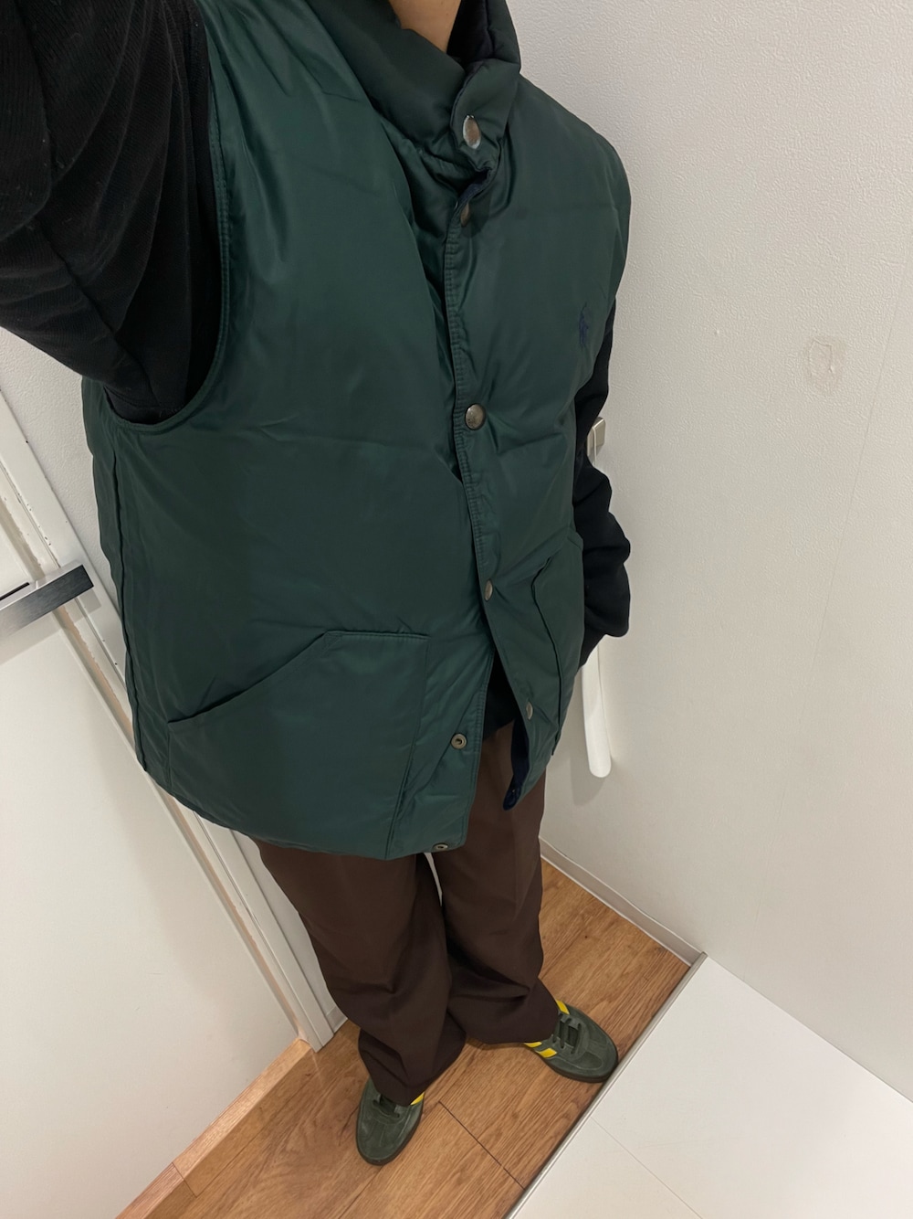 「adidas、adidas originals、HANDBALLSPEZIAL、SPEZIAL、Ralph Lauren、used、古着、ダウンベスト」｜「VINTAGEのアイテム（スラックス、ブラウン系）」を使った、sawaさん（レディース・160cm）の秋コーディネートの1枚目の写真