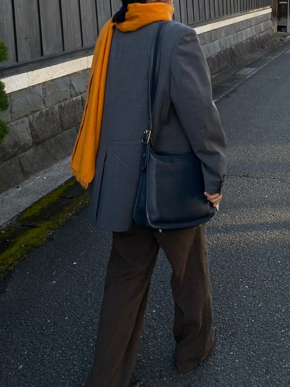 「oldcoach、vintage、locally、テーラードジャケット、レザーシューズ、古着MIX、古着コーデ」｜「LOCALLYのアイテム（マフラー、オレンジ系）」を使った、sawaさん（レディース・160cm）の冬コーディネートの1枚目の写真
