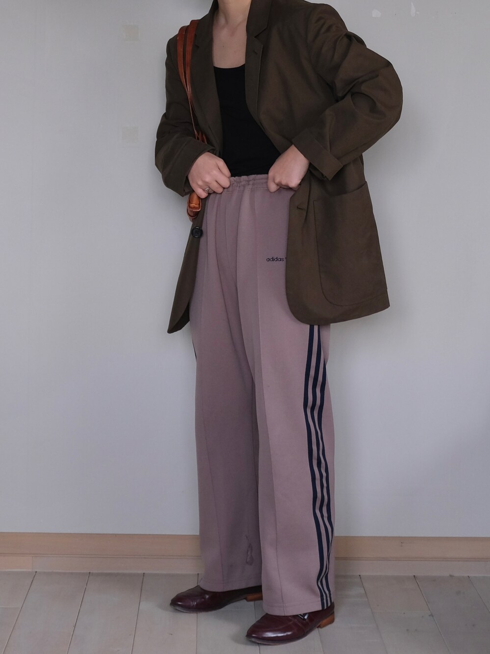 「90's、adidas、アディダス、アディダスジャージ、ジャージーパンツ、MARGARET HOWEEL、マーガレット・ハウエル(MARGARET HOWELL)」｜「MARGARET HOWELLのアイテム（ジャケット/アウター、ブラウン系）」を使った、sawaさん（レディース・160cm）の春コーディネートの1枚目の写真