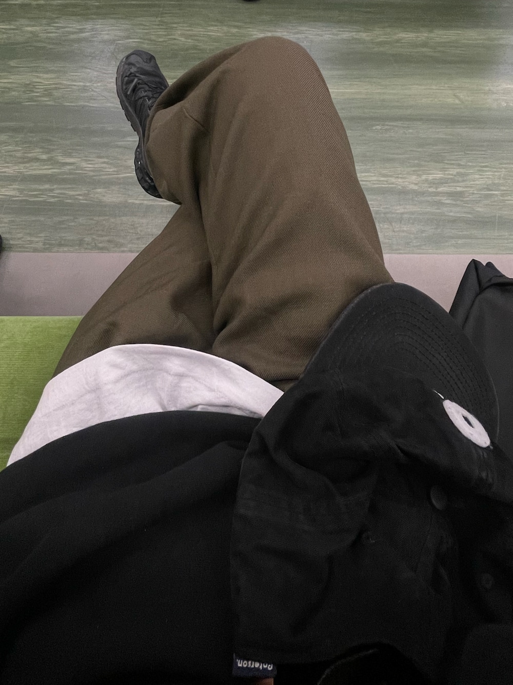「SALOMON、GORE-TEX、サロモン」｜「SALOMONのアイテム（スニーカー、ブラック系）」を使った、sawaさん（レディース・160cm）の秋コーディネートの1枚目の写真
