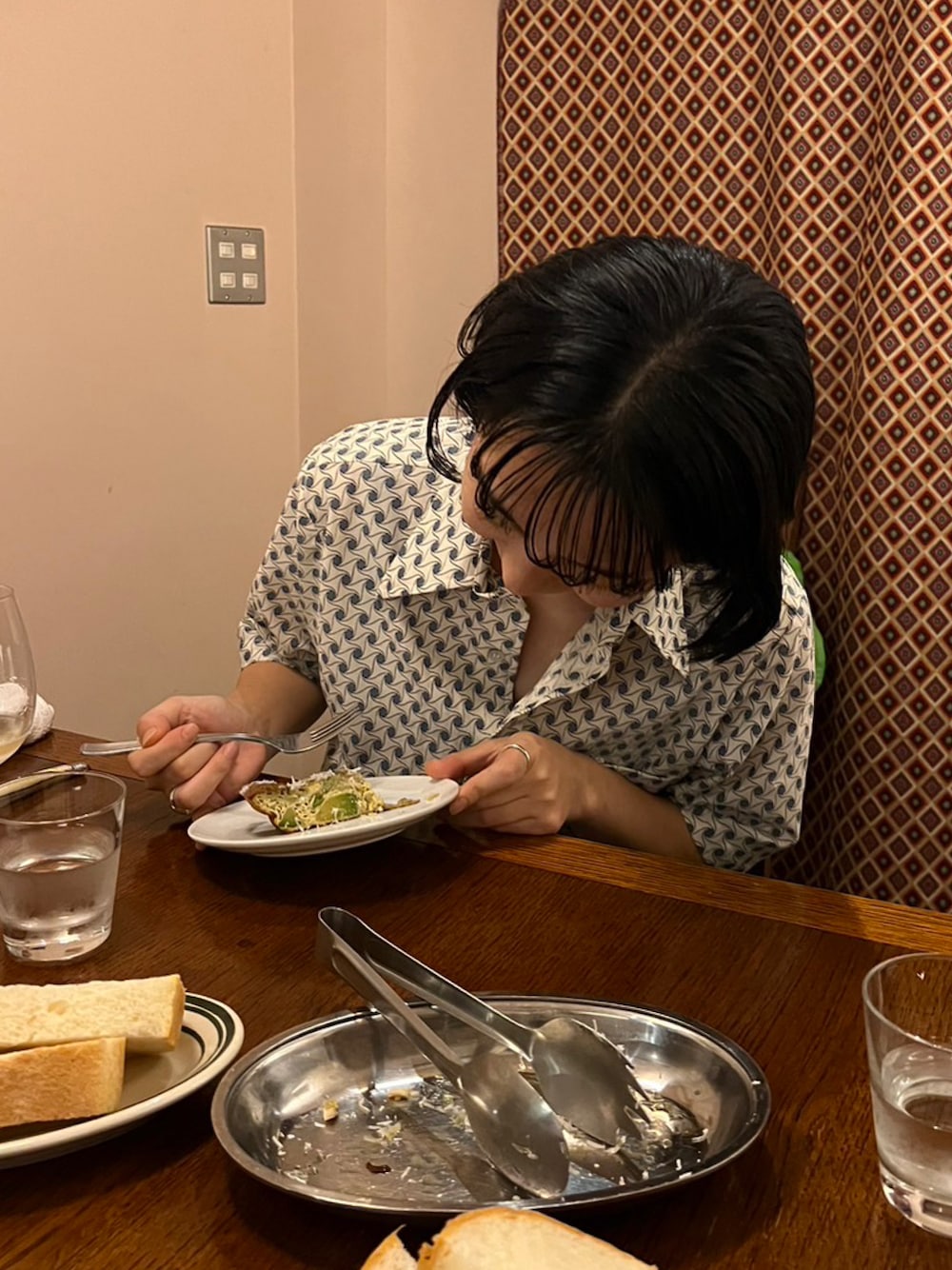 ホワイト系のシャツ/ブラウス、ブラック系のその他パンツ、ブラック系のブーツを着用したレディースの秋コーディネートの1枚目の写真