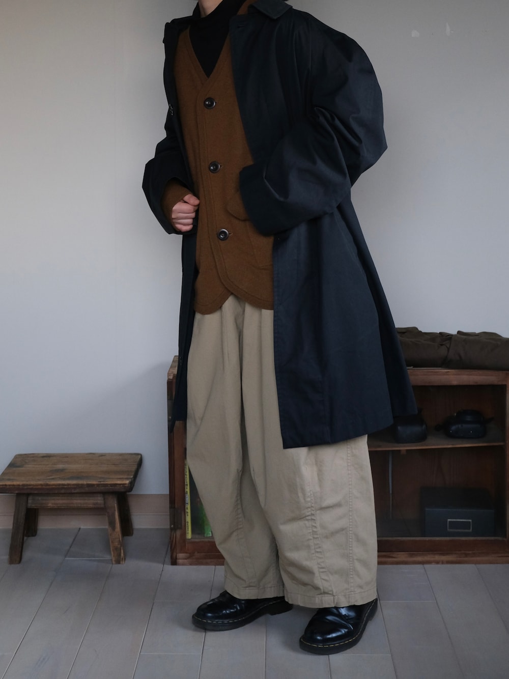 ブラウン系のカーディガン/ボレロ、ベージュ系のその他パンツ、ブラック系のチェスターコートを着用したレディースの冬コーディネートの1枚目の写真