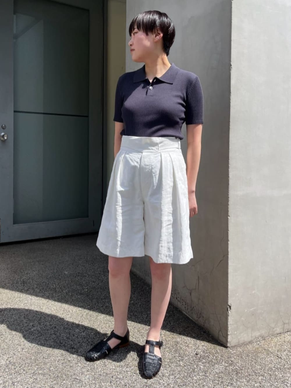「TOMORROWLAND、トゥモローランド、GALERIE VIE、ニットポロ、グルカパンツ、グルカショーツ、ハーフパンツ、リネンパンツ、ポロカラー、グルカサンダル、大人カジュアル」｜「GALERIE VIEのギザコットンリブ  ポロカラープルオーバー（ニット/セーター、グレー系）」を使った、Sakai_TOMORROWLANDさん（レディース・161cm）の春コーディネートの1枚目の写真