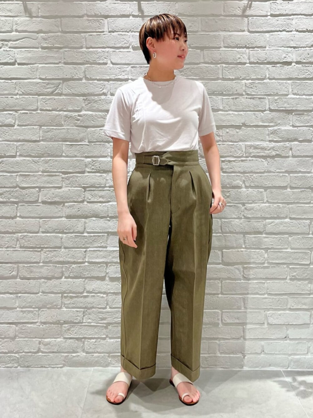 「TOMORROWLAND、トゥモローランド、GALERIE VIE、HAVERSACK、ATP、ATP Atelier、sisi joia、カットソー、Tシャツ、グルカパンツ、大人カジュアル」｜「HAVERSACKのHAVERSACK デニム グルカパンツ（デニムパンツ、ブラウン系）」を使った、Sakai_TOMORROWLANDさん（レディース・161cm）の春コーディネートの1枚目の写真