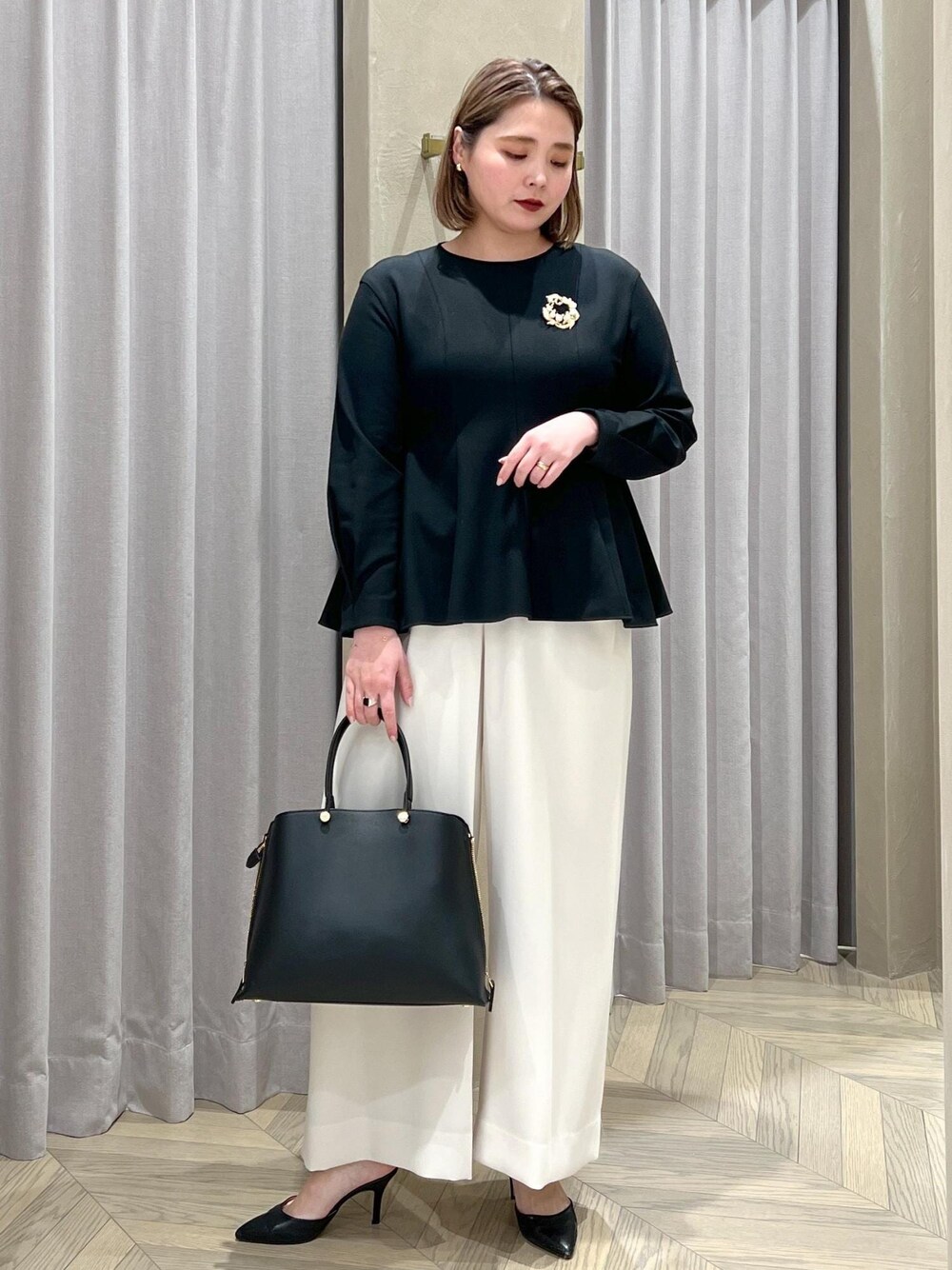 「長袖、クルーネック、ホワイト、パンツ、ワイド、ストレート、ROPÉ、ÉPOR、Y BAG、通勤バッグ、シャツ・ブラウス、セレモニー、入卒園、通勤、オフィスカジュアル」｜「E'PORの【E'POR】Y BAG Medium（サイドジップトートバッグ）/一部WEB限定（ハンドバッグ、ブラック系）」を使った、TOMさん（レディース・168cm）の冬コーディネートの1枚目の写真