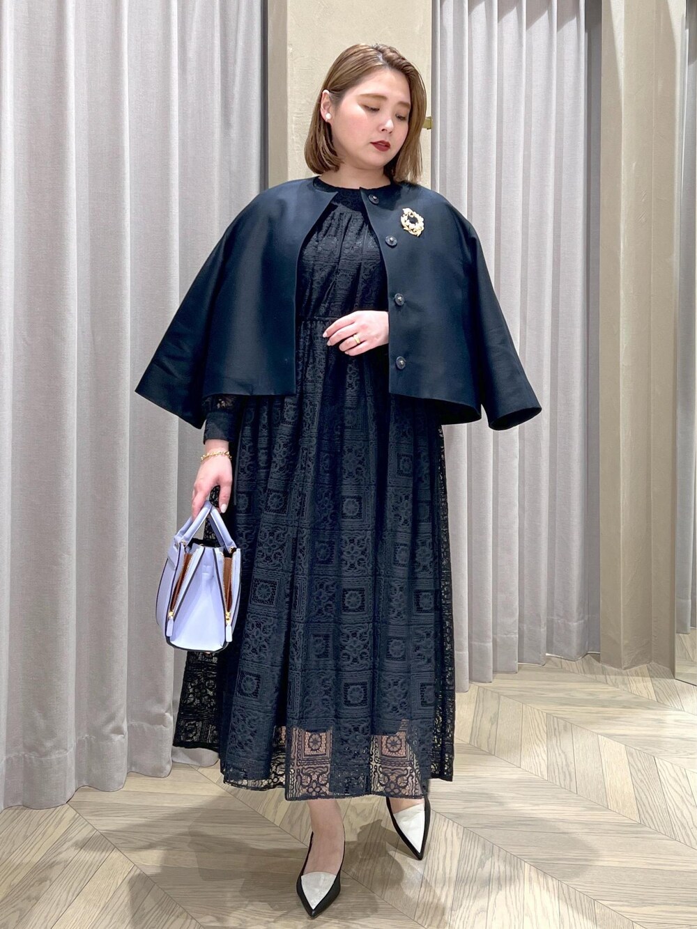 「レース、長袖、ネイビー、ジャケット、ショート、ノーカラー、ワイドスリーブ、ワンピース、パンプス、ポインテッドトゥ、ROPÉ、ÉPOR、W BAG、ブルベ、高身長」｜「E'PORの【E'POR】W BAG Mini 【メディア掲載】（ハンドバッグ、パープル系）」を使った、TOMさん（レディース・168cm）の春コーディネートの1枚目の写真