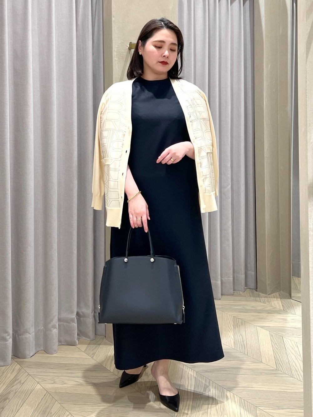 ホワイト系のカーディガン/ボレロ、ブルー系のハンドバッグ、ブルー系のワンピースを着用したレディースの春コーディネートの1枚目の写真