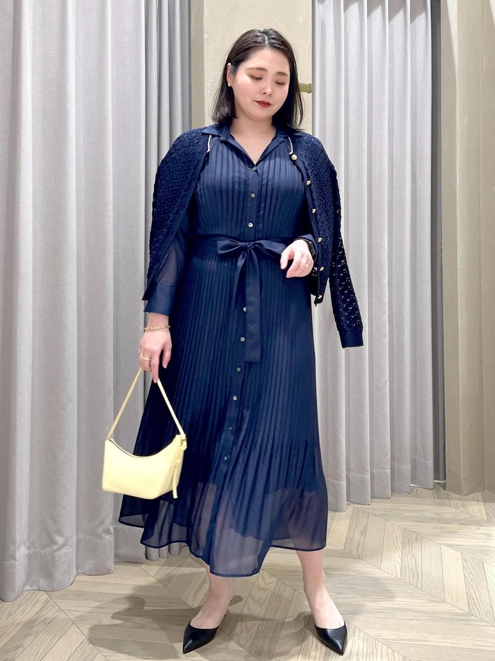 「シャツワンピース、ミニBAG、長袖、ネイビー、シャツ、カーディガン、ワンピース、ROPÉ、24SS春の新作、ブルベ、高身長、骨格ストレート、通勤、オフィスカジュアル、きれいめカジュアル」｜「ROPE'のシアープリーツシャツワンピース（シャツワンピース、ブルー系）」を使った、TOMさん（レディース・168cm）の春コーディネートの1枚目の写真