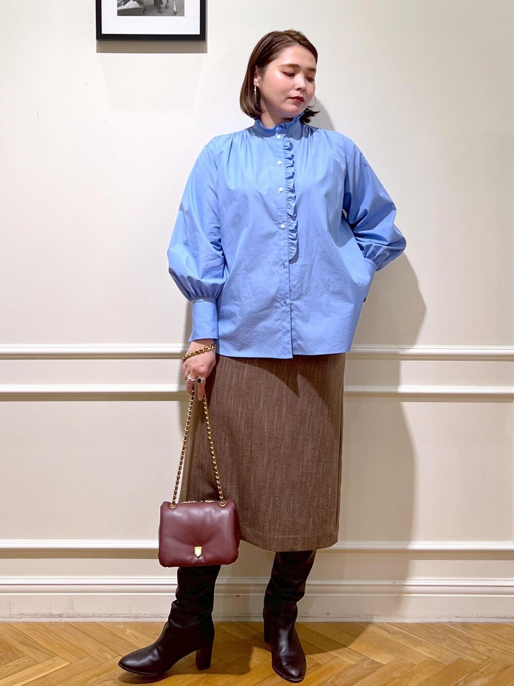「チェーンバッグ、BAG、Otona MUSE 掲載、雑誌掲載、フリルブラウス、ジャンスカ、ジャンパースカート、ツィード調、ワンピース着回し、ロングブーツコーデ、ROPÉ、ワンピース、シャツ・ブラウス、お出かけ、大人カジュアル」｜「ROPE'のリアルレザーパフィーフラップチェーンミニショルダーバッグ（ハンドバッグ、レッド系）」を使った、TOMさん（レディース・168cm）の秋コーディネートの1枚目の写真