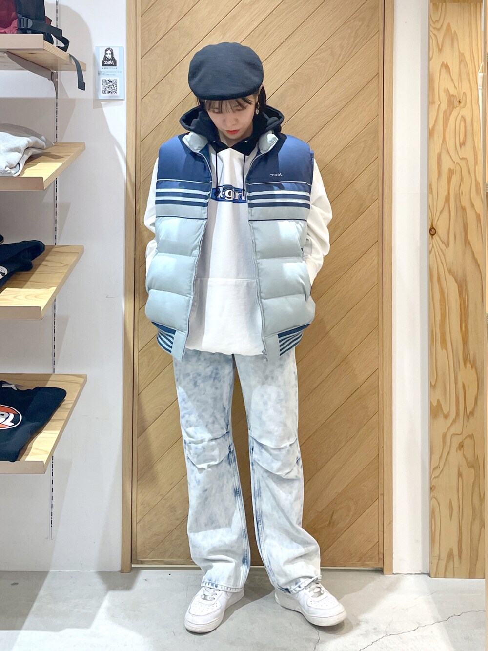 「xgirl、Xgirl_ootd、ハンチング、ボアベスト、ダウンベスト、パーカー、バイカラー、ブリーチデニム、エアフォースワン」｜「X-girlのHUNTING CAP（ハンチング/ベレー帽、ブラック系）」を使った、mikuさん（レディース・162cm）の秋コーディネートの1枚目の写真