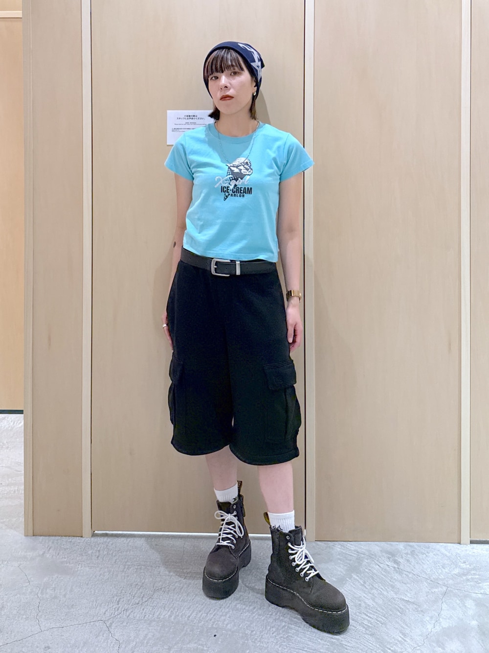 ブルー系のTシャツ/カットソー、ブラック系のスウェットパンツ、ブルー系のニットキャップ/ビーニーを着用したレディースの夏コーディネートの1枚目の写真