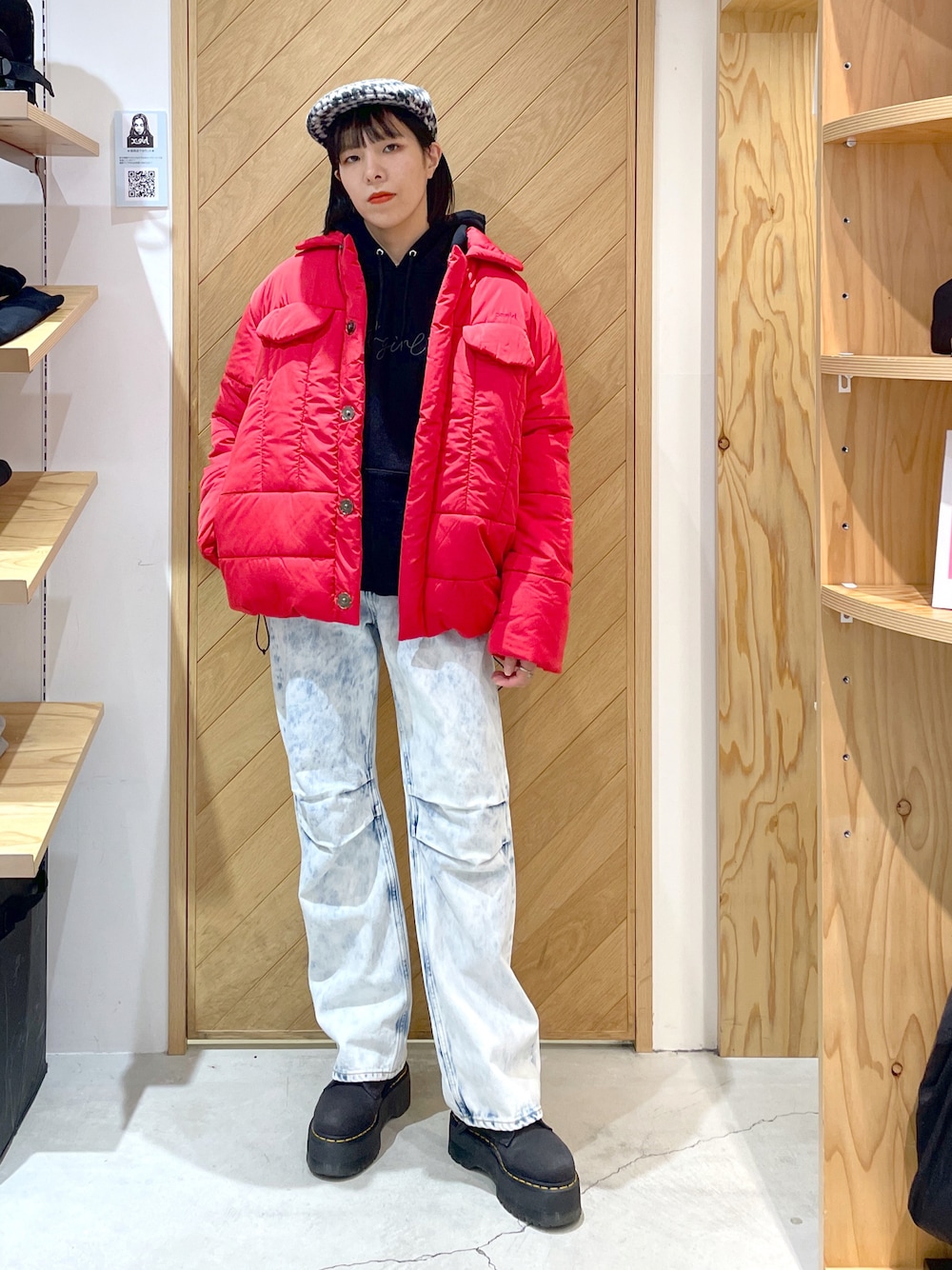 「秋冬コーデ、あったかコーデ、パンツスタイル、x-girl、Xgirl_ootd、クリスマスに着たい服、ハンチング、赤ダウン」｜「X-girlのHUNTING CAP（ハンチング/ベレー帽、ホワイト系）」を使った、mikuさん（レディース・162cm）の冬コーディネートの1枚目の写真