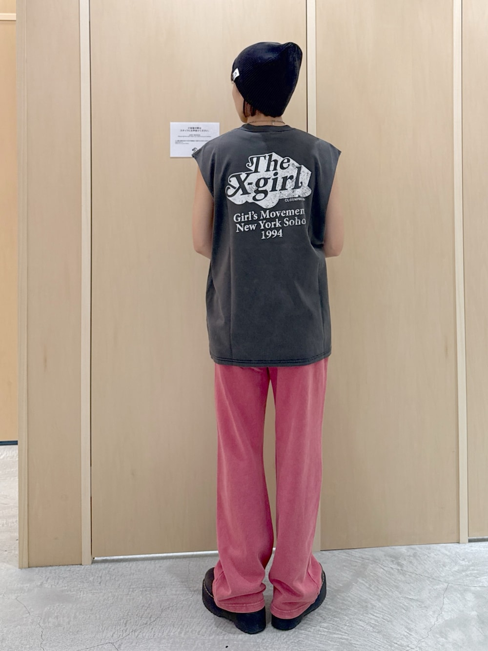 ピンク系のスウェットパンツ、ブラック系のタンクトップ、ブラック系のニットキャップ/ビーニーを着用したレディースの夏コーディネートの1枚目の写真