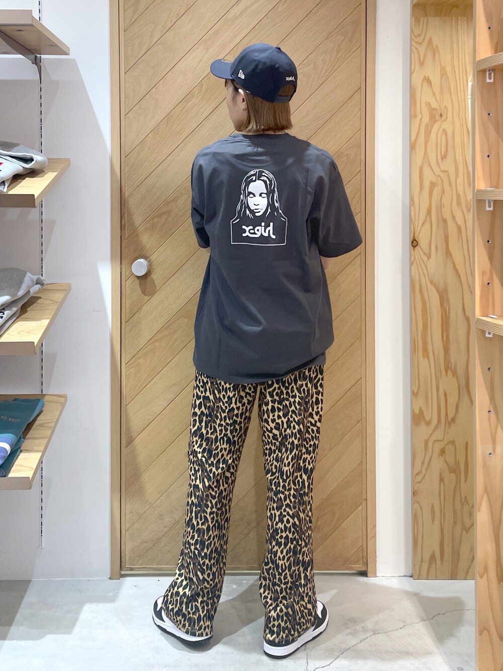 グレー系のTシャツ/カットソー、ベージュ系のその他パンツ、ブラック系のキャップを着用したレディースの春コーディネートの1枚目の写真