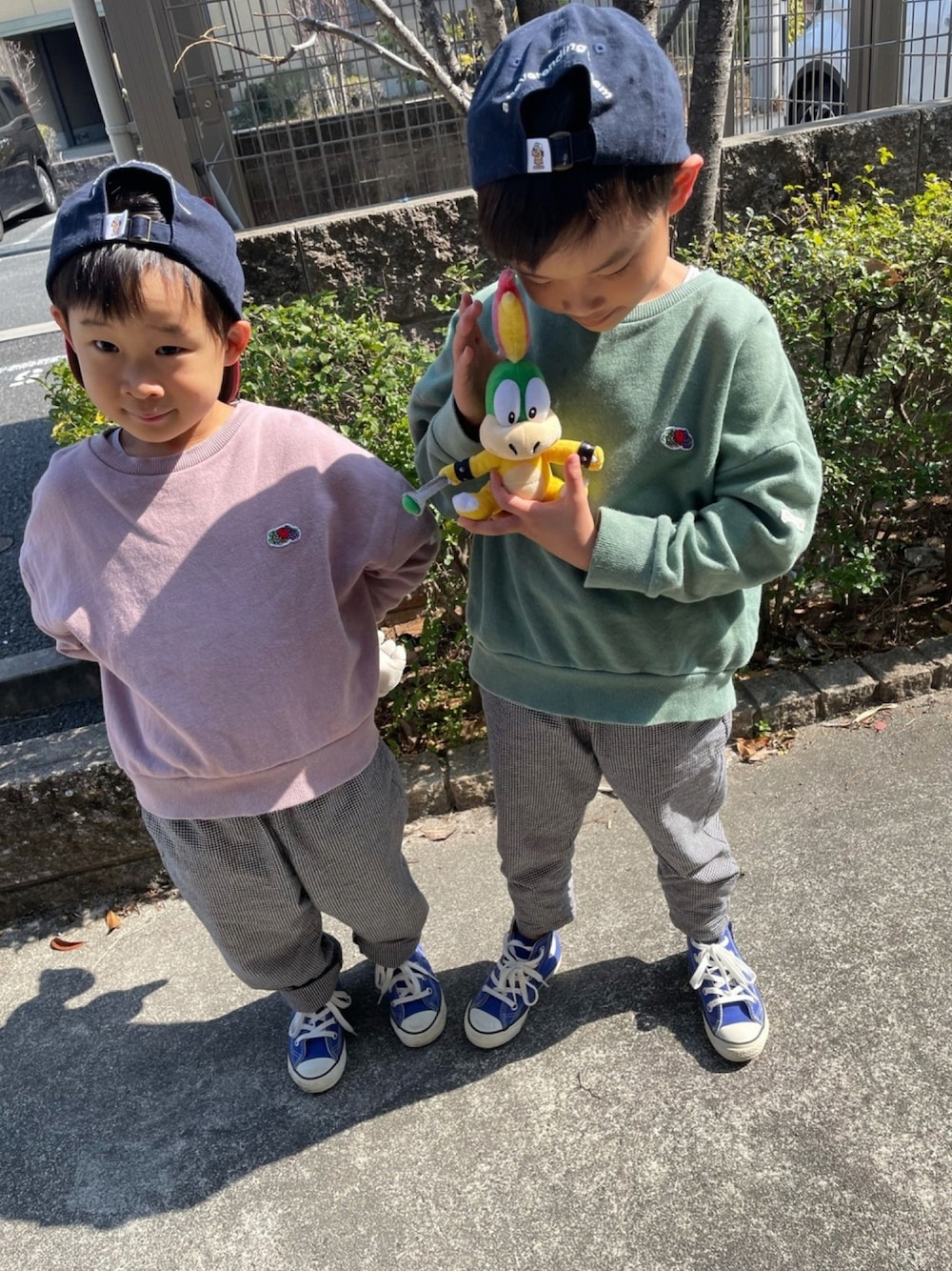 「おそろいコーデ、春色、converse、シェフパンツ、ハイカットスニーカー」｜「CONVERSEのCONVERSE CHILD ALL STAR N 70 Z HI / コンバース チャイルド オールスター N 70 Z HI（スニーカー、ブルー系）」を使った、sinamonaiさん（キッズ・110cm）の冬コーディネートの1枚目の写真