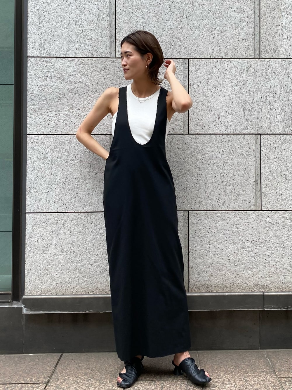 「モノトーン、モノトーンコーデ、黒、夏コーデ、大人カジュアル、おしゃれさんと繋がりたい、ootd、休日スタイル、夏、ゆるコーデ、ジャンパースカート」｜「STUDIOUS SELECTのカットオフジャンパースカート（ワンピース、ブラック系）」を使った、moe1012moeさん（レディース・163cm）の春コーディネートの1枚目の写真