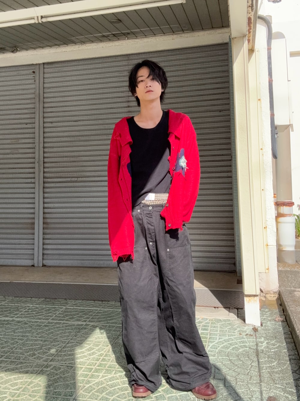 レッド系のカーディガン/ボレロ、ブラック系のパンツ、ブラック系のTシャツ/カットソーを着用したメンズの秋コーディネートの1枚目の写真