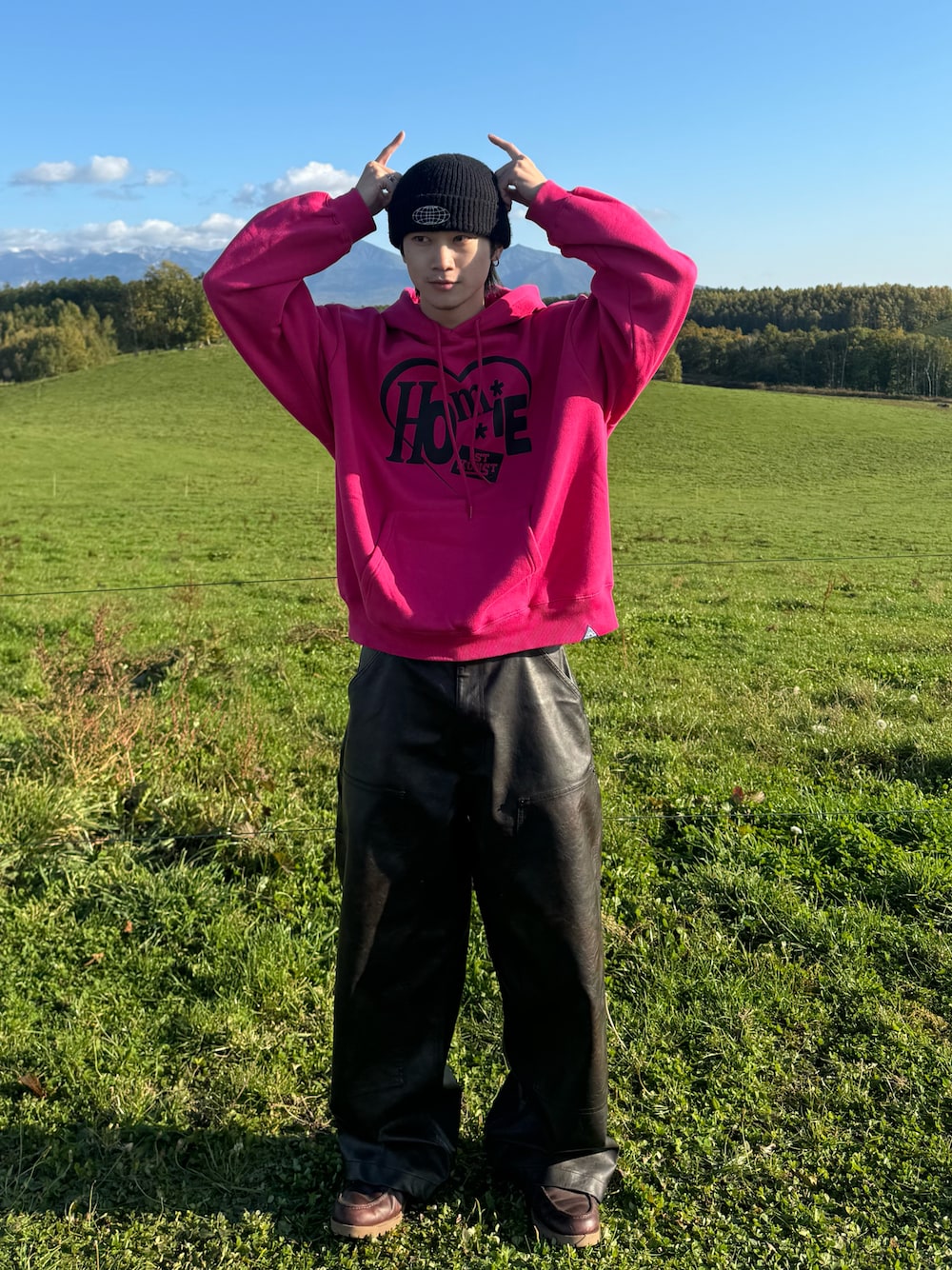 ピンク系のパーカー、ブラック系のその他パンツ、レッド系のモカシン/デッキシューズを着用したメンズの秋コーディネートの1枚目の写真