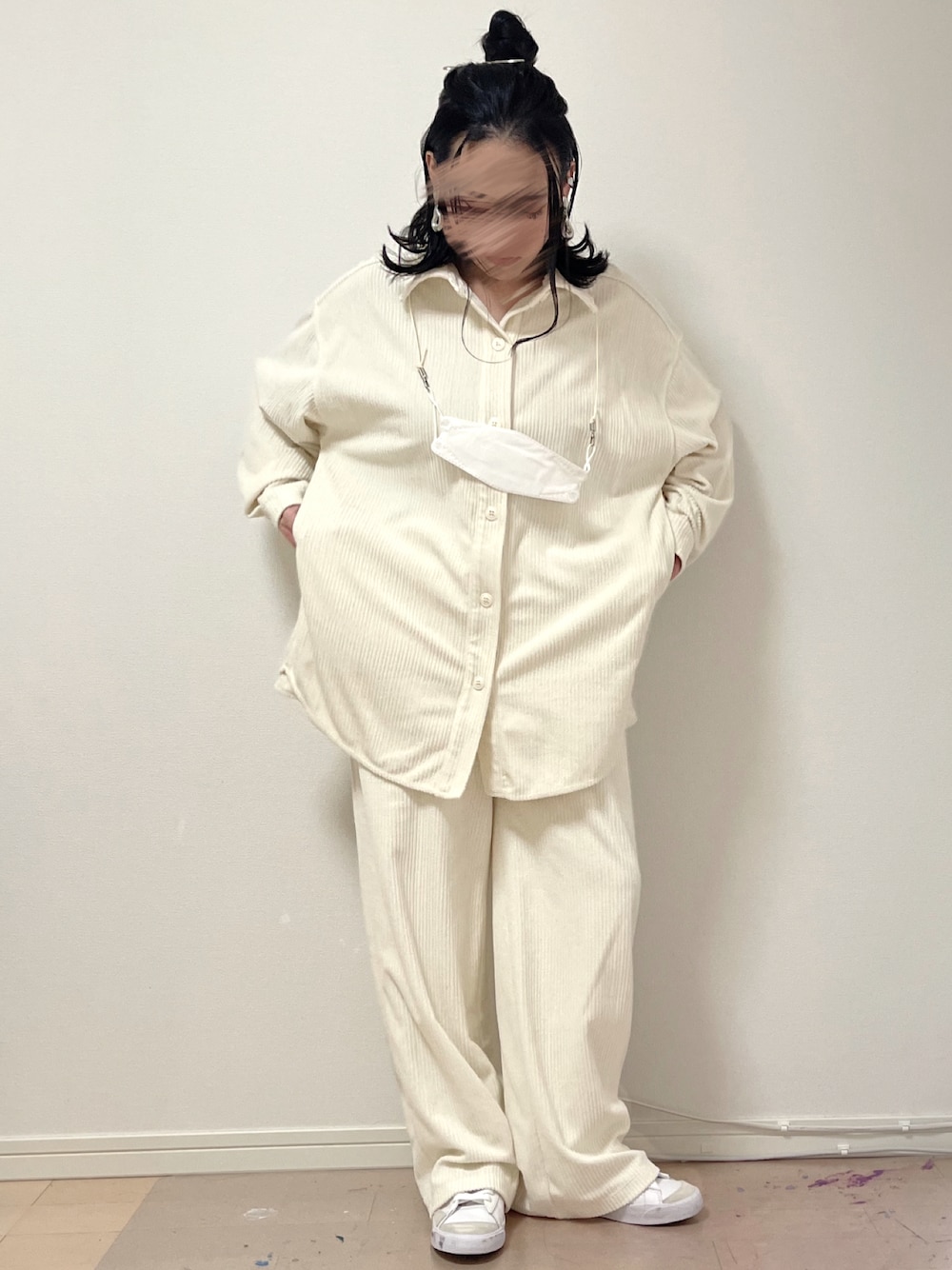 ホワイト系のスニーカー、ホワイト系のシャツ/ブラウス、ホワイト系のその他パンツを着用したレディースの秋コーディネートの1枚目の写真