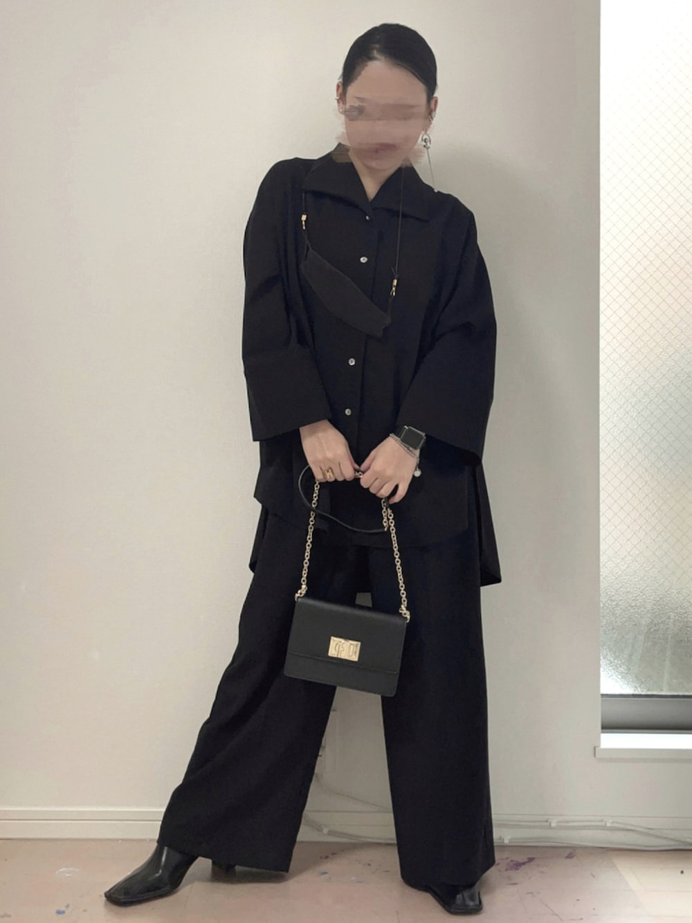 ブラック系のショルダーバッグ、ブラック系のブーツ、ブラック系のシャツ/ブラウスを着用したレディースの秋コーディネートの1枚目の写真