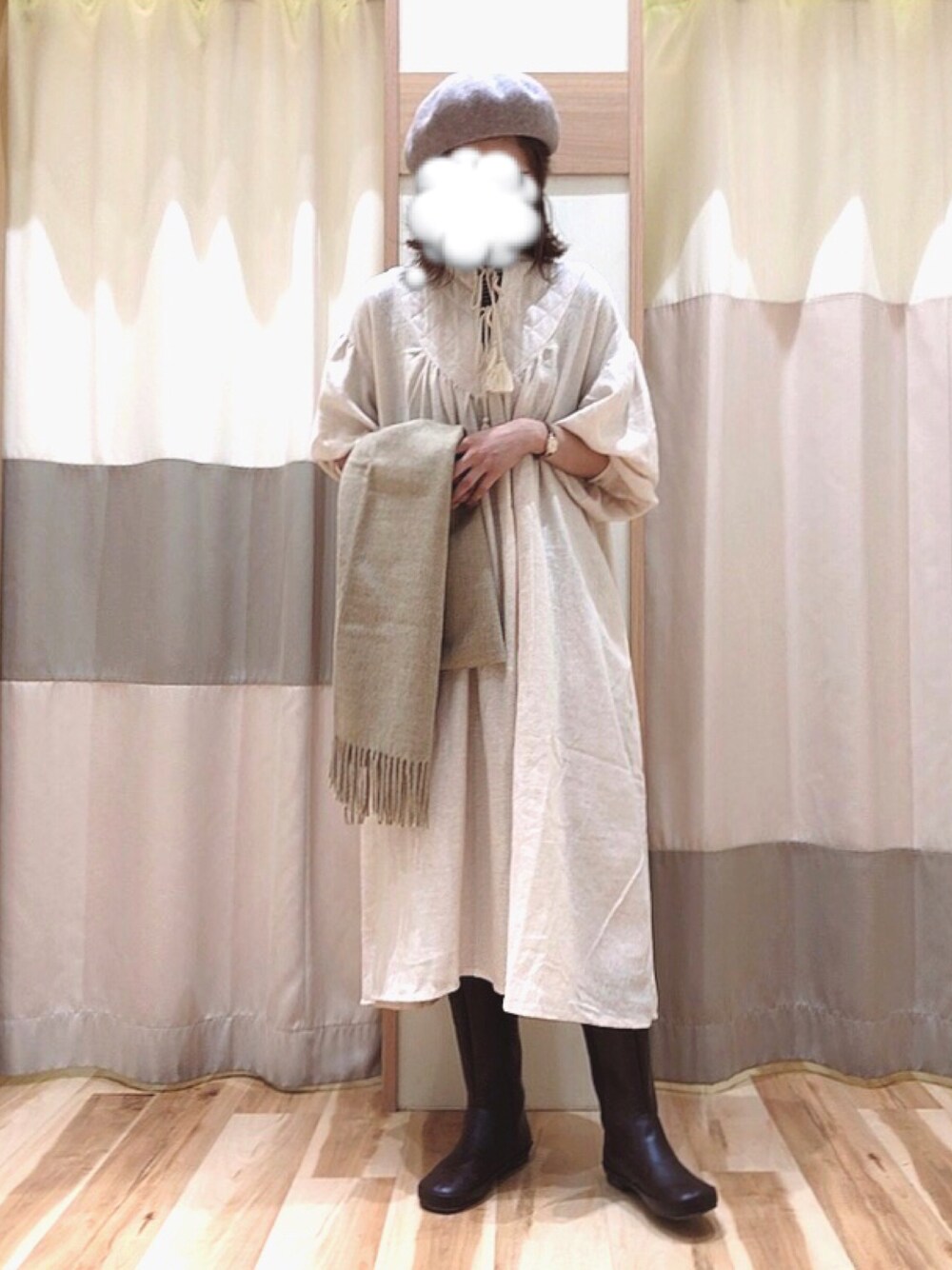 ホワイト系のワンピース、ブラウン系のブーツを着用したレディースの秋コーディネートの1枚目の写真