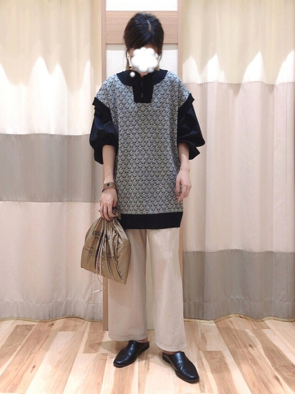 ブラック系のベスト、ブラック系のシャツ/ブラウスを着用したレディースの秋コーディネートの1枚目の写真