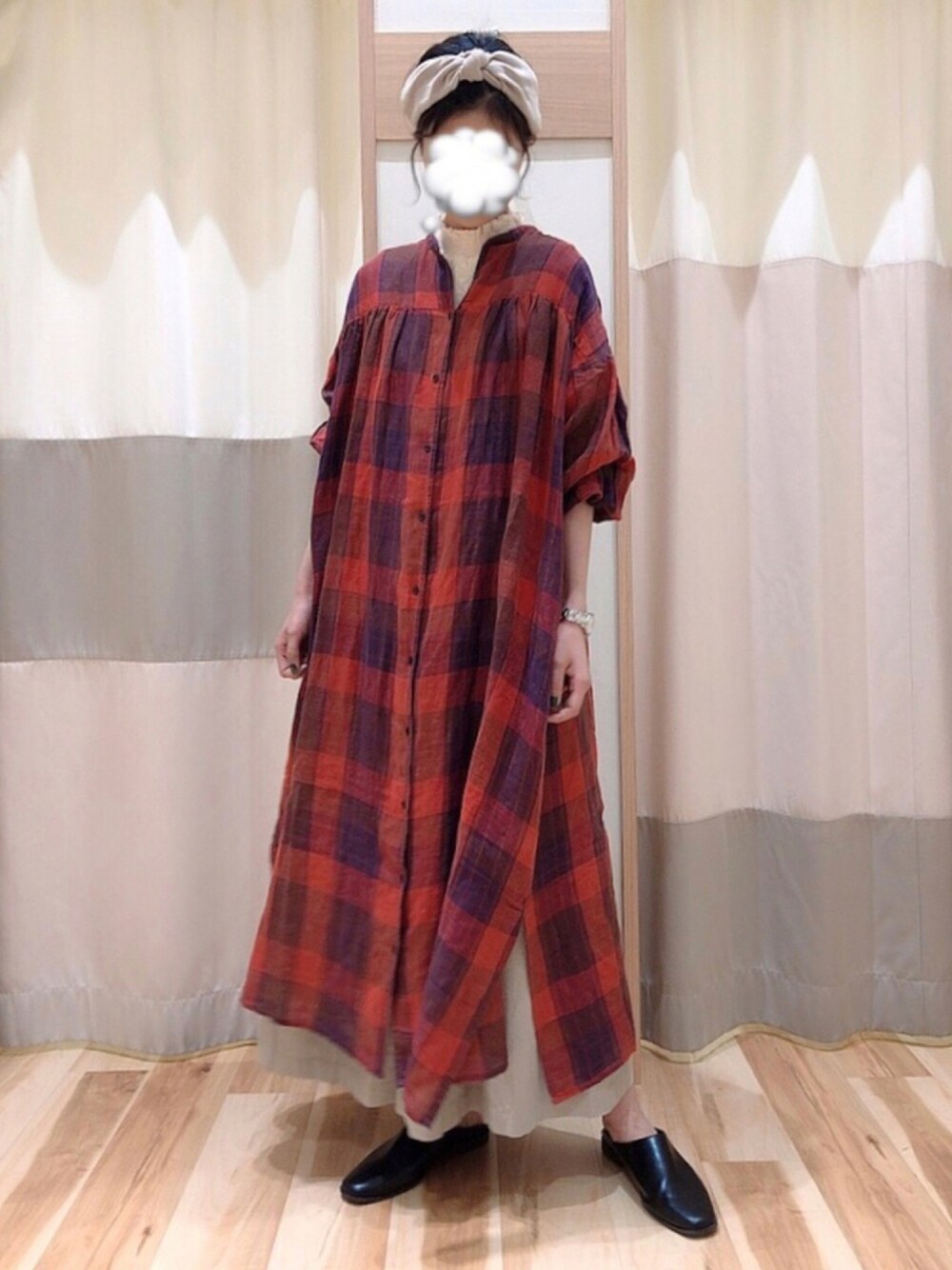 ベージュ系のその他パンツ、ホワイト系のTシャツ/カットソー、レッド系のワンピースを着用したレディースの秋コーディネートの1枚目の写真