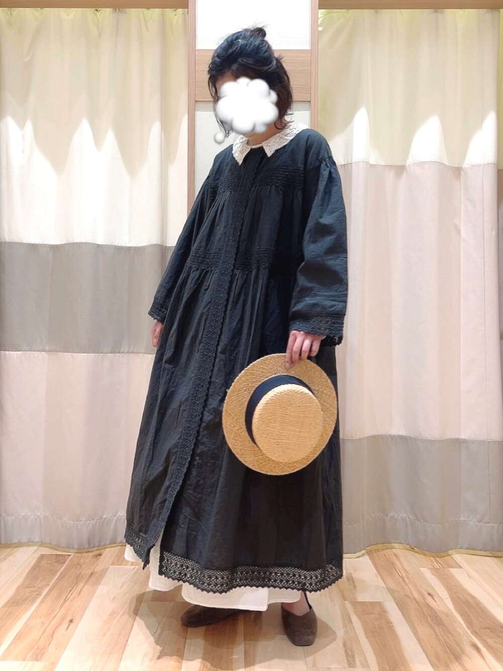 グレー系のジャンパースカート、ホワイト系のTシャツ/カットソー、ブラック系のハットを着用したレディースの春コーディネートの1枚目の写真