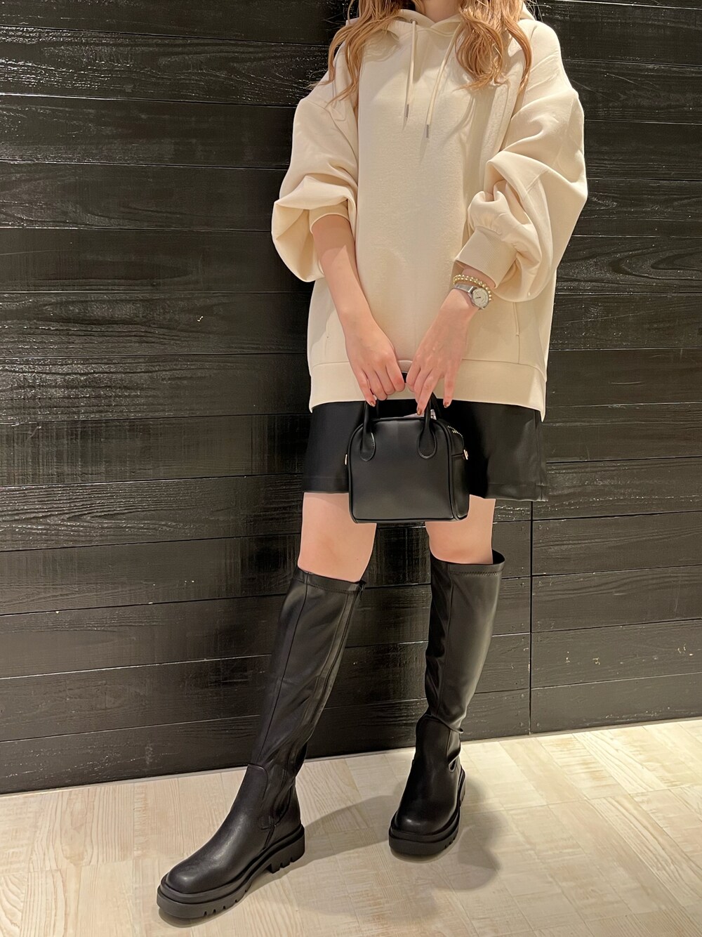 「秋コーデ、ロングブーツ、ロングブーツコーデ、サイドゴアブーツ、レザースカート、レザーミニスカート、お出かけコーデ、ダンボールパーカー、トレンド、トレンドファッション、カジュアルコーデ」｜「COLONY 2139のアイテム（トップス、ホワイト系）」を使った、aika9817さん（レディース・157cm）の秋コーディネートの1枚目の写真