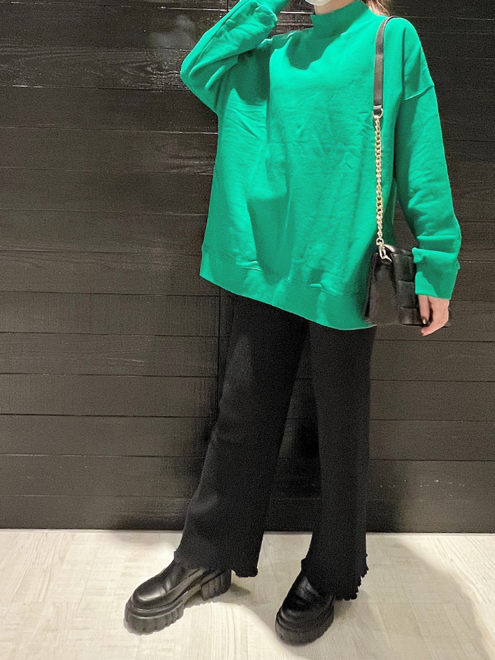 「だから秋服が好き、カジュアルコーデ、トレンドコーデ、トレンド、トレンドファッション、秋服、秋服コーデ、緑コーデ、緑、サイドゴアブーツ、サイドゴアショートブーツ、グリーンコーデ、カラーコーデ、トレーナー、スウェット」｜「COLONY 2139の裏毛ハイネックプルオーバー（スウェット、グリーン系）」を使った、aika9817さん（レディース・157cm）の秋コーディネートの1枚目の写真