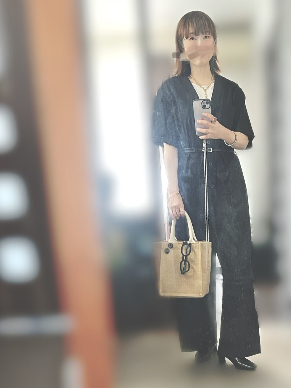 ブラック系のつなぎ/オールインワン、ベージュ系のトートバッグを着用したレディースの夏コーディネートの1枚目の写真