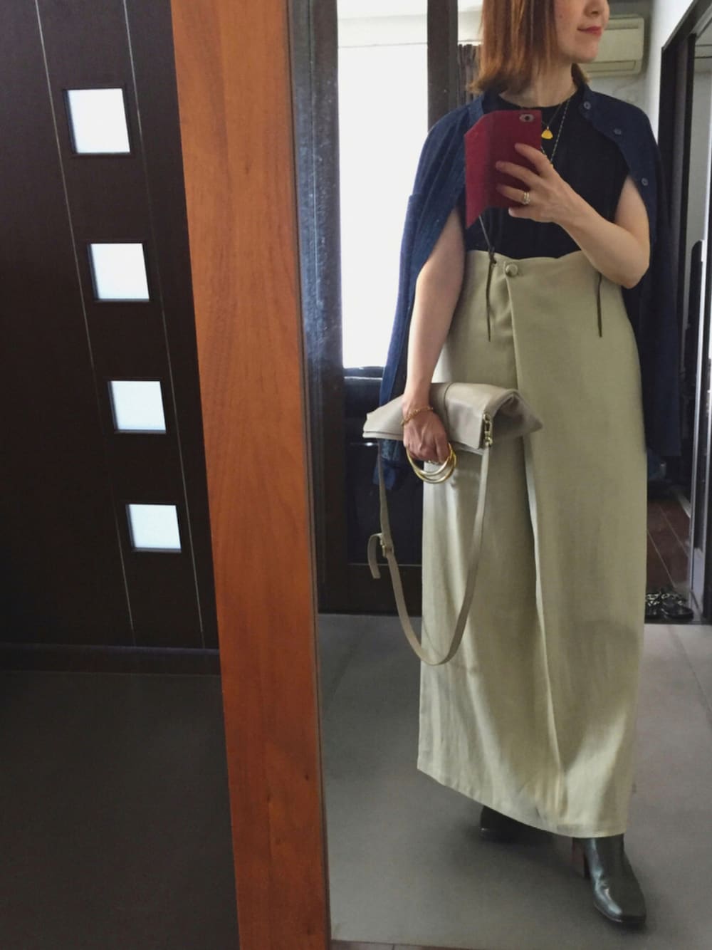 ベージュ系のスカート、ブラック系のTシャツ/カットソー、ブルー系のシャツ/ブラウスを着用したレディースの夏コーディネートの1枚目の写真