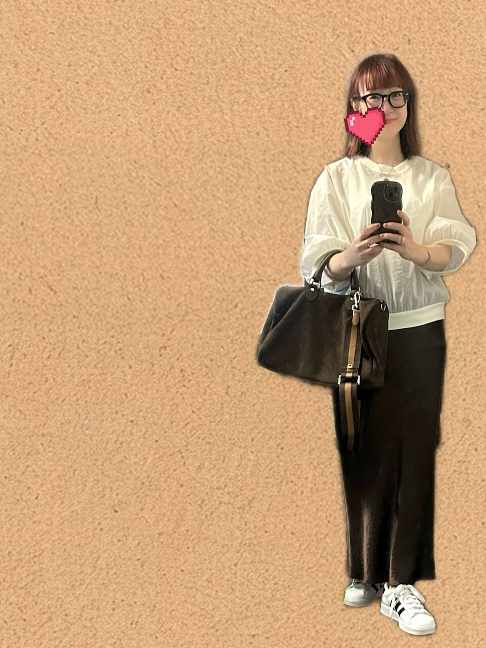 ホワイト系のニット/セーター、ホワイト系のスニーカー、ブラウン系のスカートを着用したレディースの秋コーディネートの1枚目の写真