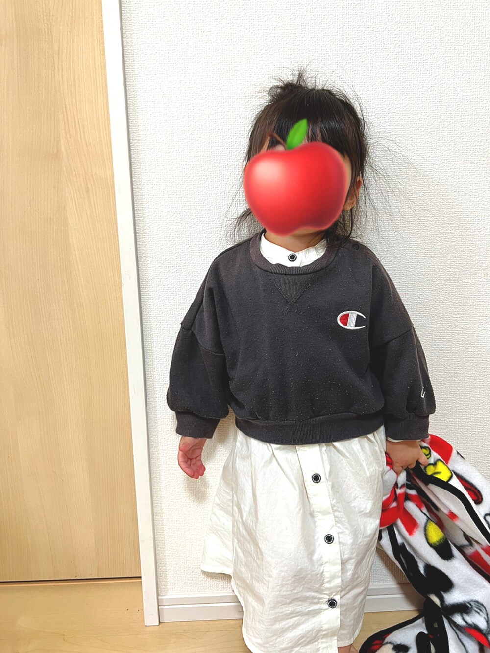 「キッズコーデ、バースデイ、はるりん、りんこーで🍎」｜「Birthdayのアイテム（スウェット、グレー系）」を使った、HaruRin🧸さん（キッズ・90cm）の冬コーディネートの1枚目の写真