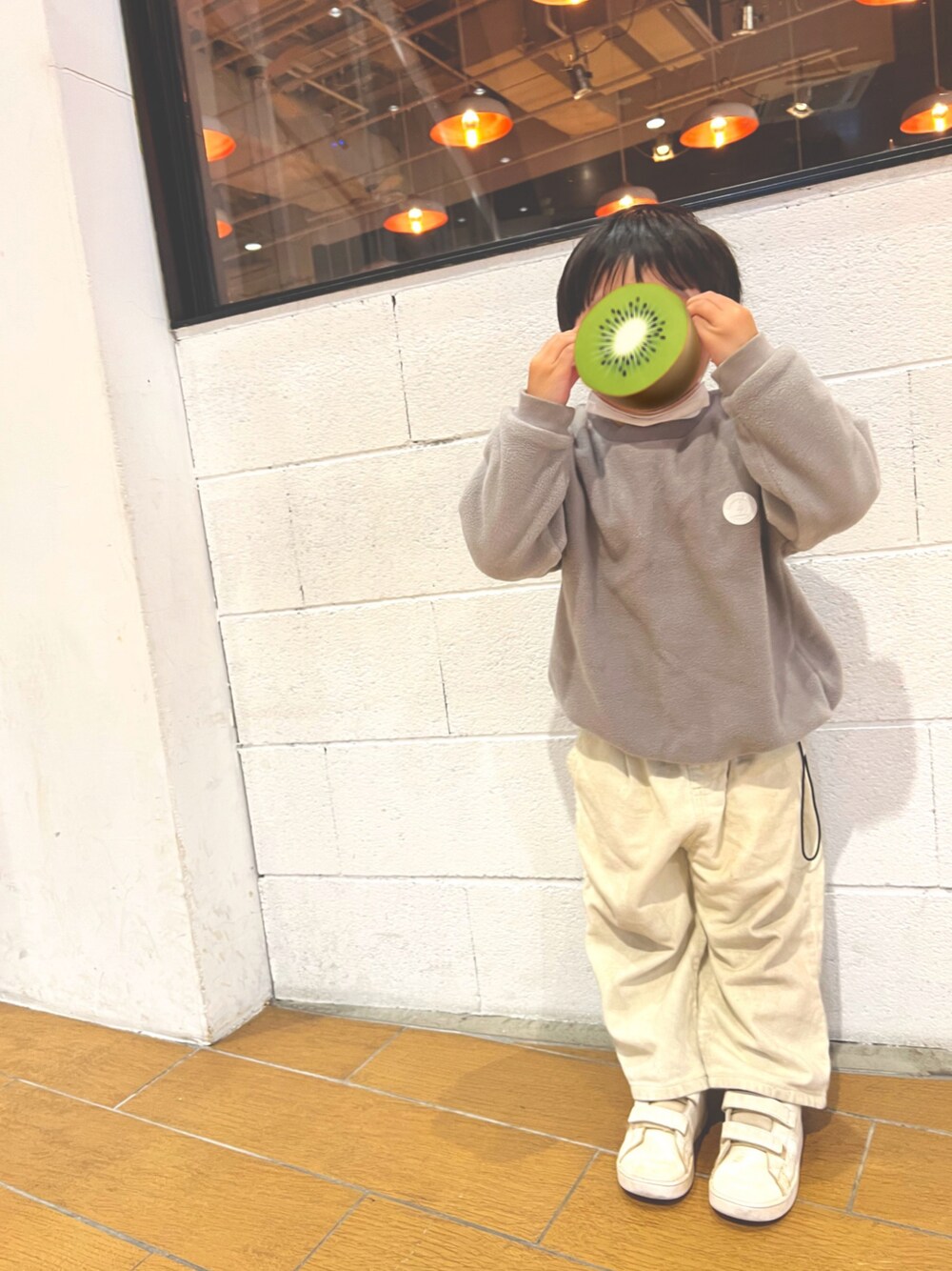 「シンプルコーデ、プチプラ、タートルネック、男の子コーデ、CIAOPANIC TYPY、birthday、バースデイ、LOWRYS FARM、キッズコーデ、はるこーで🦕、はるりん」｜「Birthdayのアイテム（パンツ、ホワイト系）」を使った、HaruRin🧸さん（キッズ・100cm）の冬コーディネートの1枚目の写真