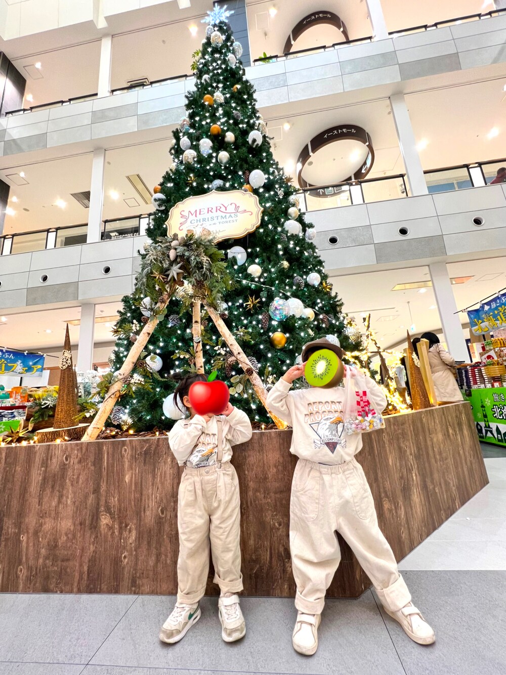 「チャオパニックティピー(CIAOPANIC TYPY)、ホワイトコーデ、リンクコーデ、キャスケット、サスペンダー、西松屋、バースデイ、はるこーで🦕、りんこーで🍎、はるりん」｜「Birthdayのアイテム（デニムパンツ、ホワイト系）」を使った、HaruRin🧸さん（レディース・167cm）の冬コーディネートの1枚目の写真