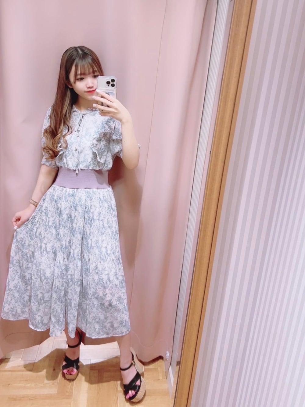 「お出かけコーデ、今日のコーデ、低身長コーデ、夏コーデ、カラーコーデ、オトナ女子、キレイめ、きれいめカジュアル、シンプル、休日スタイル、おしゃれさんと繋がりたい、ootd、ワンピース、サンダル、titty&Co.」｜「TITTY&CO.の【titty&Co. Produced by POYO】トワルドジュイプリーツミディワンピース（ワンピース、グレー系）」を使った、🎀 𝐄𝐦𝐢𝐫𝐢 🎀さん（レディース・153cm）の夏コーディネートの1枚目の写真