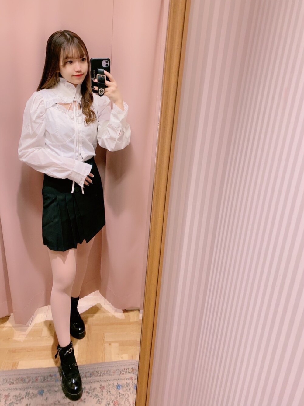 「春カラー、春服みてみて、春、はるコーデ、プチプラコーデ、今日のコーデ、休日コーデ、休日スタイル、大人かわいい、ガーリー、韓国ファッション、シンプル、モノトーン、シャツスタイル、ブラウス」｜「titty＆Co. PETIT by poyoの【titty&Co.PETIT Produce by POYO】デコルテフリルリボンタイシャツ（シャツ/ブラウス、ホワイト系）」を使った、🎀 𝐄𝐦𝐢𝐫𝐢 🎀さん（レディース・153cm）の春コーディネートの1枚目の写真