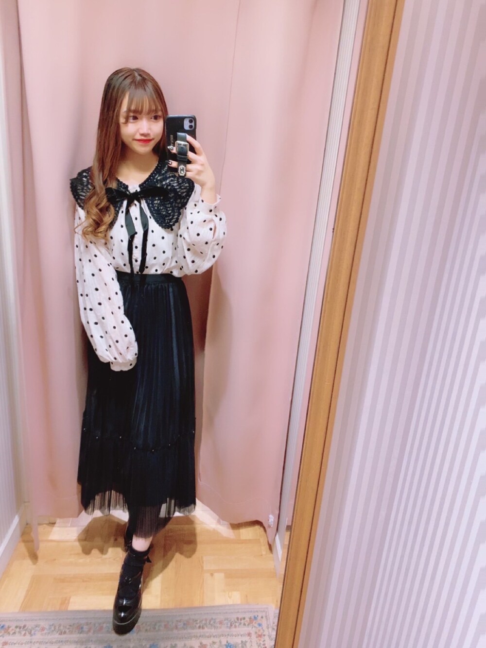 「春服みてみて、春コーデ、はるコーデ、低身長コーデ、キレイめ、フォーマル、オトナ女子、フレンチガーリー、デート、ボリューム袖、ブラウス、プチプラ、モノトーン、ootd」｜「titty＆Co. PETITの【titty&Co.PETIT】チュールプリーツパールスカート（スカート、ブラック系）」を使った、🎀 𝐄𝐦𝐢𝐫𝐢 🎀さん（レディース・153cm）の春コーディネートの1枚目の写真